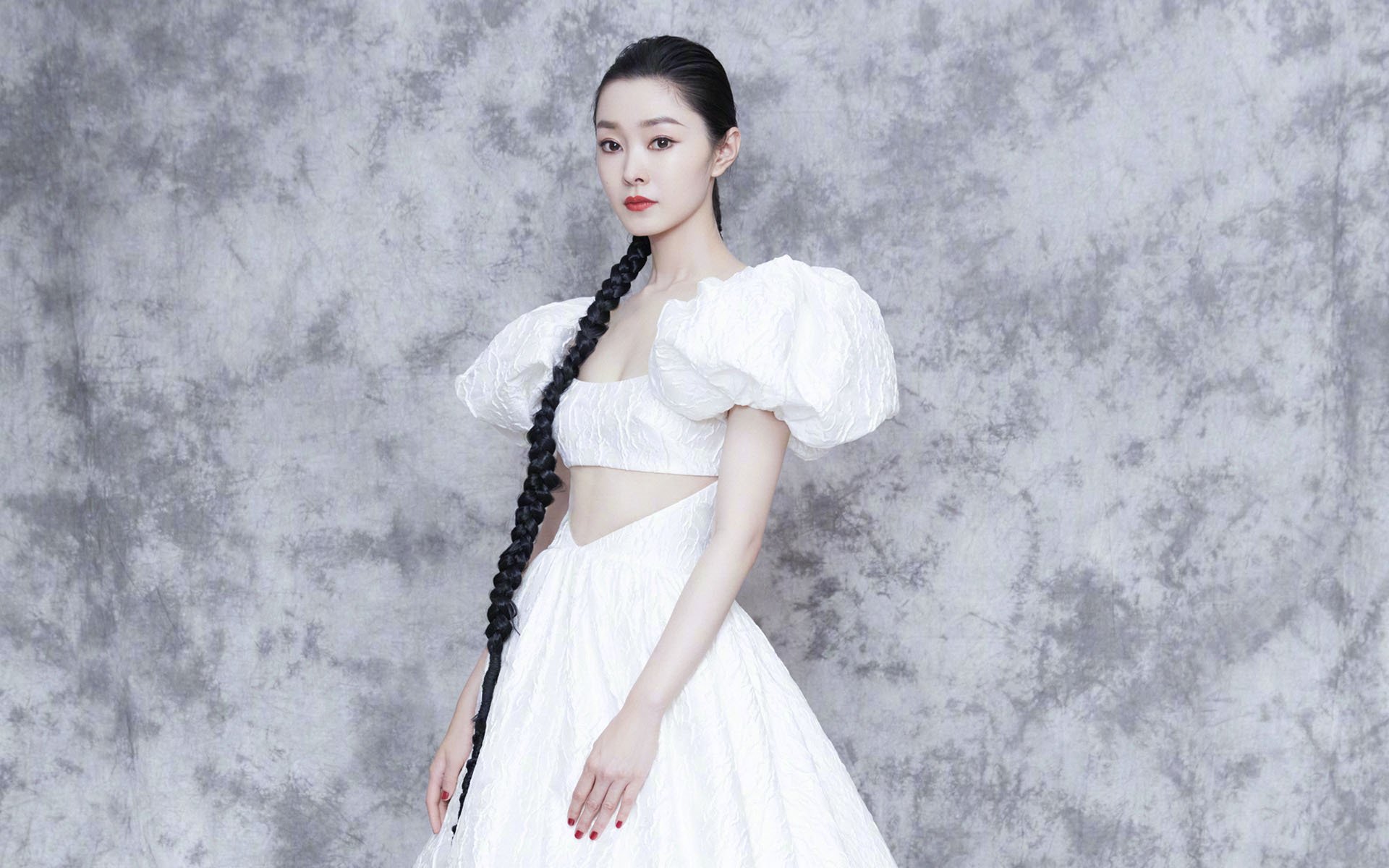 特色足球文化创意市集火爆开幕,展示多层次体育文化融合,足球文化布置