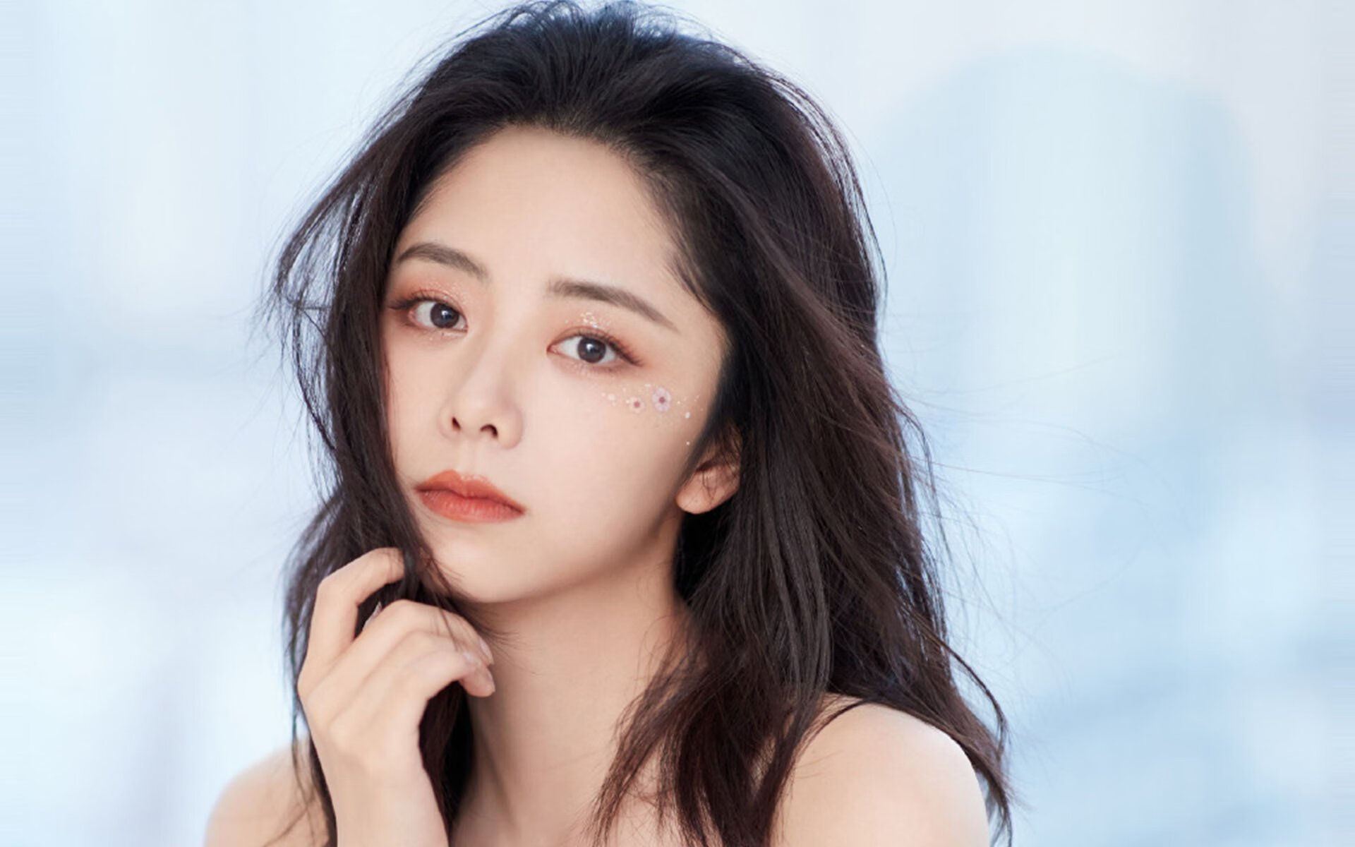 乐鱼官方登录入口-简：凭借敏捷的移动和精准的传球，快速助攻全黑队进攻